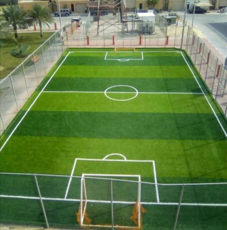 مزايا استخدام العشب الصناعي للملاعب والمسطحات في الخبر